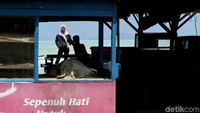 Saung-saung di sekitaran Anyer terlihat sepi pengunjung.