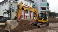 selain fokus pada pengurukan tanah jalan yang ambles, pemkot juga berupaya memperbaiki dua gedung yang terdampak, yaitu sebuah kantor cabang BNI 46 dan sebuah toko tas yang berada persis di seberang lokasi proyek basement.