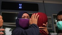 Sejumlah keluarga korban tak kuasa menahan tangis saat melihat jenazah anggota keluarganya yang tewas akibat tsunami di pesisir pantai Selat Sunda.