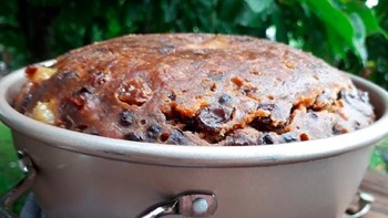 Desember adalah waktunya keluarga di Inggris makan puding Natal berisi buah kering, kacang dan lemak babi. Hidangan ini dimasak beberapa pekan sebelum Natal dan disimpan di tempat dingin sebelum dihidangkan saat Natal. Foto: Instagram @good.cooking.sisters  via Bright Side