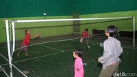Posko yang dibangun di tempat sarana olah raga ini membuat anak-anak lebih aktif bermain meski dengan alat seadanya.