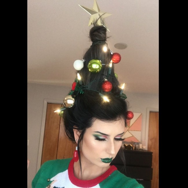 Tak hanya mengubah gaya rambut yang menjulang ke atas menyerupai pohon Natal, wanita ini juga tampil memukau dengan makeup boldnya yang bernuansa hijau. Foto: Instagram