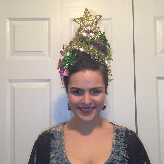 Rambut berbentuk pohon Natal dengan hiasan bintang yang berada di puncaknya ini pun terlihat unik. Foto: Instagram