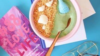 Diana dikenal aktif juga menulis buku, sudah ada tiga buku berjudul #88 Love Life yang ditulisnya. Nah ini saat Diana memamerkan bukunya sambil menyantap semangkuk smoothie bowl. Foto: instagram @dianarikasari