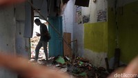 Warga melihat kondisi rumahnya.