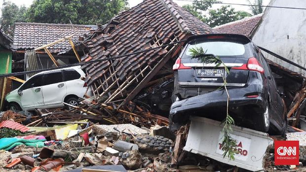 Sejumlah mobil rusak karena Tsunami Selat Sunda teronggok di sepanjang jalan dari kawasan Anyer hingga Sumur, Banten, belum lama ini.