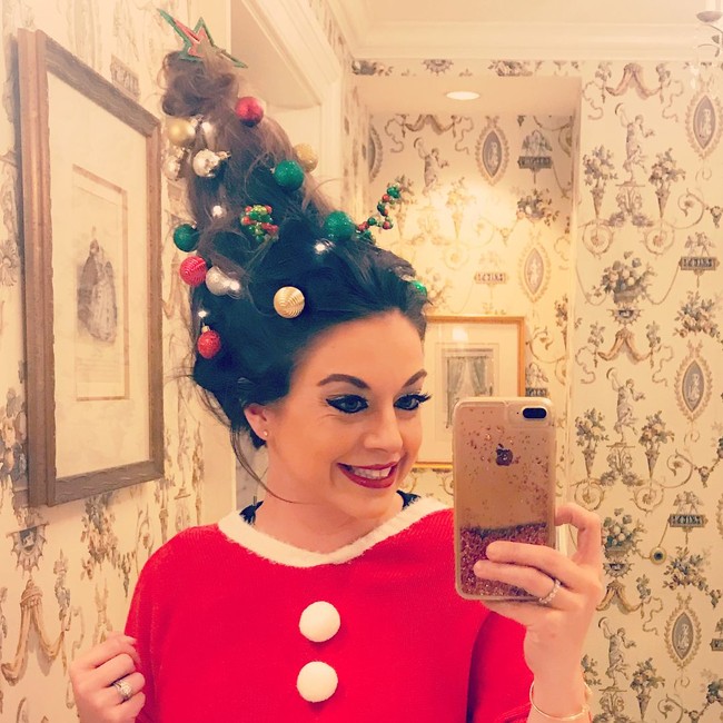 Menata rambut jadi salah satu cara untuk bersenang-senang dan menyebarkan keceriaan di hari Natal. Foto: Instagram