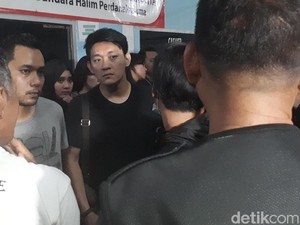 Ketegaran Ifan Seventeen Dampingi Jenazah Sang Istri