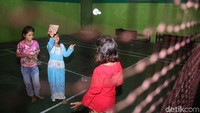 Sejumlah anak-anak bermain badminton dengan alat seadanya di posko pengungsian Kemensos, Labuan, Banten, Senin (24/12).