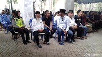 Sanak saudara dan kerabat tampak menanti datangnya jenazah Dylan dari Jakarta.