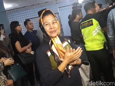 Senyum Ikhlas Ibunda Dylan Sahara