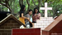 Para peziarah mulai mendatangai tempat pemakaman umum saat Hari Natal.