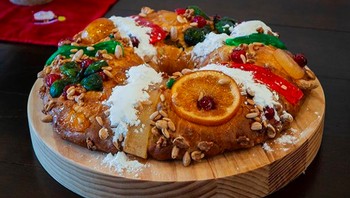 Natal di Portugal tidak lengkap rasanya tanpa kehadiran kue tradisional bolo rei cake. Kue berbentuk seperti mahkota dan dipenuhi kacang dan buah di bagian atasnya ini disajikan sepanjang Desember hingga 6 Januari. Foto: Instagram @confeitariasantacoina via Bright Side