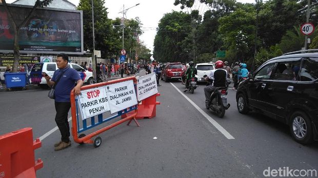 Ribuan Wisatawan Habiskan Libur Natal di KBS, Arus Lalin Macet