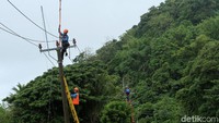Setelah tiang terpasang, petugas mulai memasang kabel-kabel listrik.