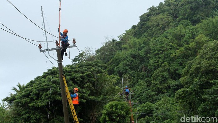 PLN terus berupaya memperbaiki jaringan listrik di wilayah terdampak tsunami selat sunda, Banten. Perlahan jaringan listrik pun mulai berfungsi, Selasa (25/12).