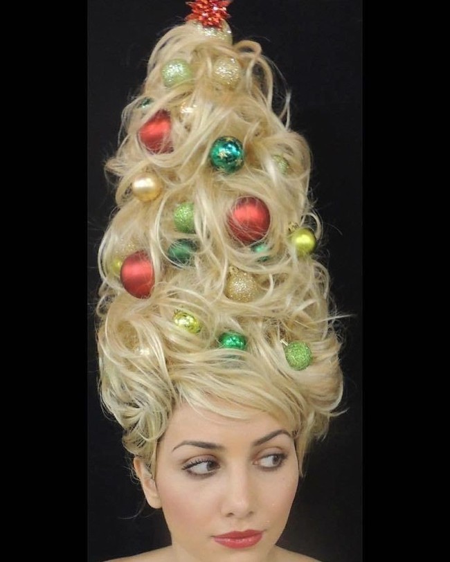  Kreasi rambut yang berbentuk pohon natal ini pun mencuri atensi dengan hiasan bola-bola yang berwarna-warni. Foto: Instagram