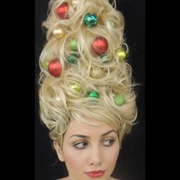  Kreasi rambut yang berbentuk pohon natal ini pun mencuri atensi dengan hiasan bola-bola yang berwarna-warni. Foto: Instagram