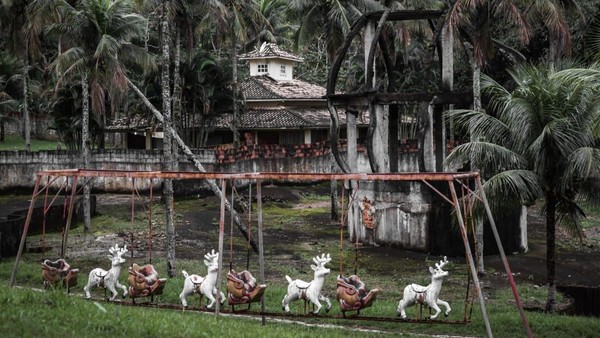 Kini, Park Albanoel hanya menyisakan puing-puing dan banyak wahana permainan yang sudah berkarat (CNN Travel/Christopher Jones) Kini, Park Albanoel hanya menyisakan puing-puing dan banyak wahana permainan yang sudah berkarat (CNN Travel/Christopher Jones)