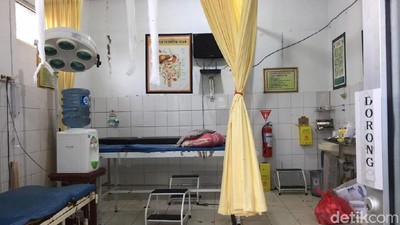 Kondisi Puskesmas Tempat Menampung Puluhan Jenazah Korban Tsunami Anyer