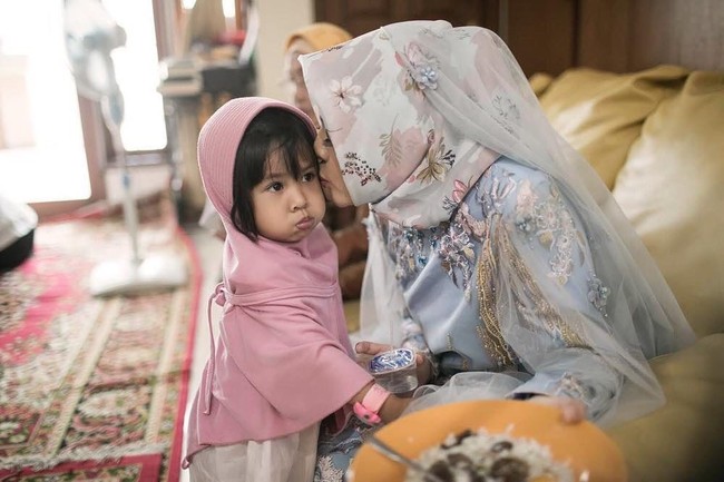 Agar tampil lebih spesial, Tasya memakai veil di atas hijabnya. Ia memilih veil berwarna putih polos yang menambah kesyahduan tampilannya. Foto: Instagram/@therightwave