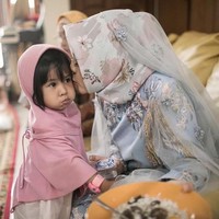 Agar tampil lebih spesial, Tasya memakai veil di atas hijabnya. Ia memilih veil berwarna putih polos yang menambah kesyahduan tampilannya. Foto: Instagram/@therightwave