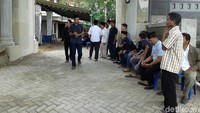 Suasana di rumah duka Dylan Sahara di jalan Yos Sudarso, Ponorogo pada Selasa (25/12).