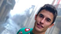 Juara dunia Marc Marquez merayakan natal dengan menggunggah foto dirinya memakai sweater khas natal. Kalau perayaan natal Anda bagaimana? (Instagram)