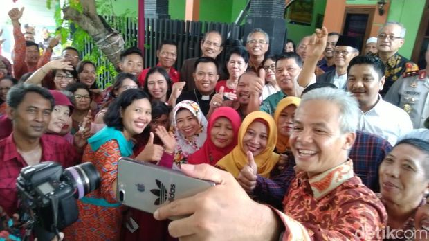 Melihat Keharmonisan Warga Muslim Bantu Pendeta Rayakan Natal