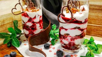 Orang Skotlandia sangat menyukai makanan manis. Di musim liburan Natal, mereka membuat cranachan. Hidangan penutup ini berisi krim, oatmeal kering, whiskey, madu dan raspberry yang disusun cantik dalam gelas. Foto: Instagram @choche_mit_em_huusmaa via Bright Side