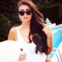 Terlepas dari kaki jenjang dan penampilannya yang seksi, banyak netizen dengan cepat menyadari ada yang aneh dari foto tersebut. Salah satu netizen menunjukkan bagian pohon tampak buram di antara lengan dan pinggulnya. Foto: Instagram @laurenrosegoodger