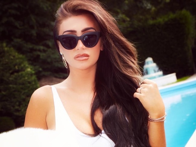 Terlepas dari kaki jenjang dan penampilannya yang seksi, banyak netizen dengan cepat menyadari ada yang aneh dari foto tersebut. Salah satu netizen menunjukkan bagian pohon tampak buram di antara lengan dan pinggulnya. Foto: Instagram @laurenrosegoodger