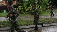 TNI dan warga berhamburan menuju dataran tinggi di Tanjung Lesung, Banten, Selasa (25/12).