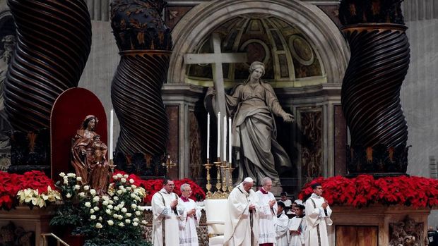 Paus Fransiskus pimpin misa malam Natal