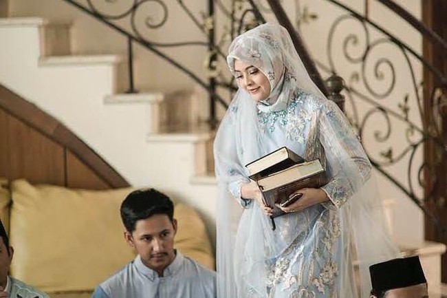 Tasya tampil cantik mengenakan dress bernuansa biru dan berhias payet cantik. Pemilihan bahan lace membuat penampilannya terlihat mewah. Foto: Instagram/@therightwave