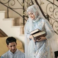 Tasya tampil cantik mengenakan dress bernuansa biru dan berhias payet cantik. Pemilihan bahan lace membuat penampilannya terlihat mewah. Foto: Instagram/@therightwave