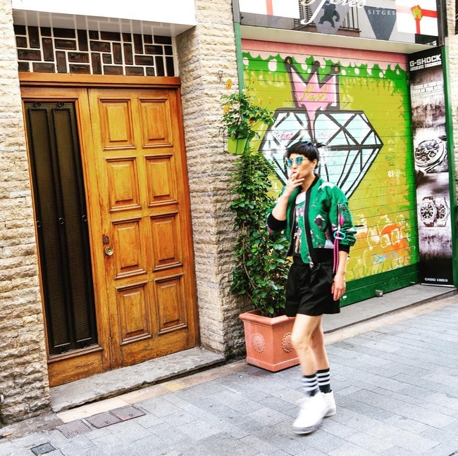 Josie pun mencuri atensi saat tampil dengan gaya busananya yang unik serta nyentrik. Foto: Instagram @josie_ho_chiu