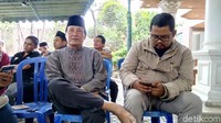 Sang ayah, Suprianto tak ikut menemani istrinya untuk menjemput jenazah Dylan.