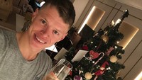 Pebala Republik Ceko yang memperkuat Avintia Racing, Tito Rabat, sedang meminum sampanye dengan latar belakang pohon natal. (Instagram)