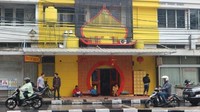Masih di Bandung, terdapat masjid lain yang memiliki sentuhan Tionghoa, yakni Masjid Lautze. Masjid ini berlokasi di Jalan Tamblong no.27, Braga, Kota Bandung. Masjid ini menjadi daya tarik di tengah pertokoan dengan arsitektur khas Tionghoa. (Nfadils/dTraveler)