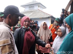 Bupati Pandeglang Temukan Pengungsi Bodong Korban Tsunami
