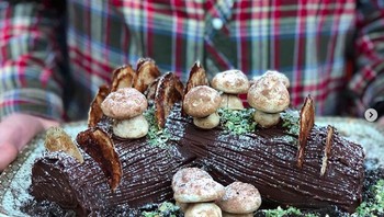 Di Prancis, mereka makan yule log (bûche de noël). Makanan penutup ini merupakan cake roll tradisi Abad Pertengahan yang bentuknya menyerupai potongan kayu pohon untuk Natal. Foto: Instagram @helloyarn via Bright Side