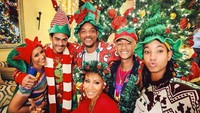 Will Smith tampak menghabiskan malam Natal bersama seluruh anggota keluarganya lengkap dengan kostum serba merah. Dok. Instagram