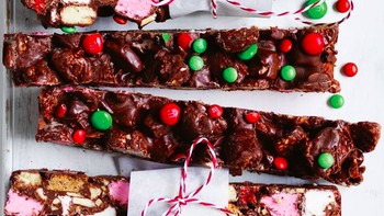 Natal di Australia hadir saat pertengahan musim panas. Ini sebabnya, makanan penutup mereka tidak berciri khas musim dingin. Mereka merayakannya dengan biskuit bernama rocky road yang dibuat dari coklat, permen dan marshmallow. Foto: Instagram @colessupermarkets via Bright Side