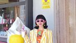 Gaya Nyentrik Selebgram Diana Rikasari Saat Ngopi dan Minum Bubble Tea