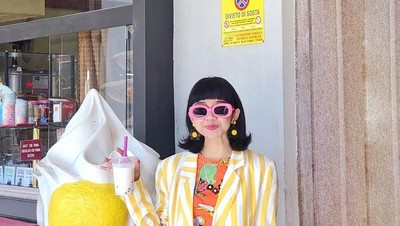 Gaya Nyentrik Selebgram Diana Rikasari Saat Ngopi dan Minum Bubble Tea
