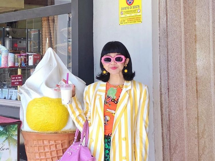 Gaya Nyentrik Selebgram Diana Rikasari Saat Ngopi dan Minum Bubble Tea