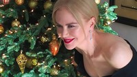 Cantiknya bintang Aquaman, Nicole Kidman saat berpose di samping pohon Natal. Dok. Instagram