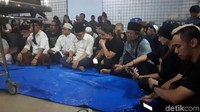Jenazah Dylan Sahara, istri vokalis Seventeen, Ifan tiba bersama jenazah sang drummer, Andi di Bandara Halim Perdanakusuma. Sahabat dan Ifan menggelar pengajian sebelum jenazah diterbangkan. Foto: Ifan Seventeen gelar tahlil untuk Dylan dan Andi / Desi Puspasari