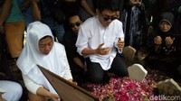 Vokalis grup band Seventeen, Ifan, memakamkan sang istri, Dylan Sahara di Ponorogo, Selasa (25/12). Foto: Caroline Pebrianti/detikFoto